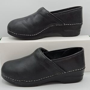 Dansko leather clogs size 40 US size 9.5 / 10